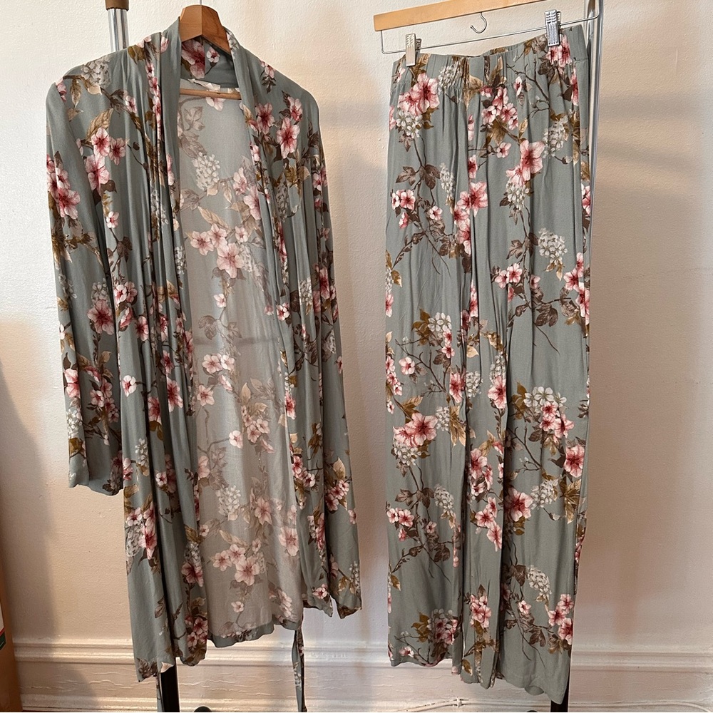 WinWin Floral Kimono Set in Soft Hues